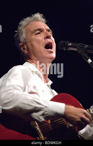 BUDAPEST-Juillet 16 : David Byrne sur scène à Millenaris, 16 juillet 2009 à Budapest, Hongrie Banque D'Images