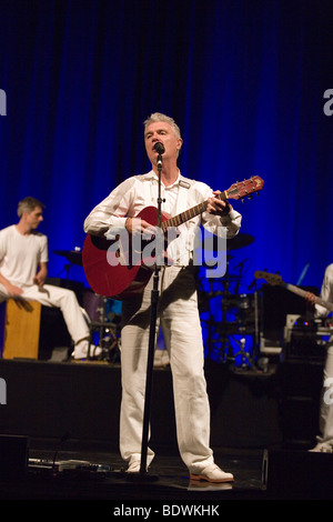 BUDAPEST-Juillet 16 : David Byrne sur scène à Millenaris, 16 juillet 2009 à Budapest, Hongrie Banque D'Images