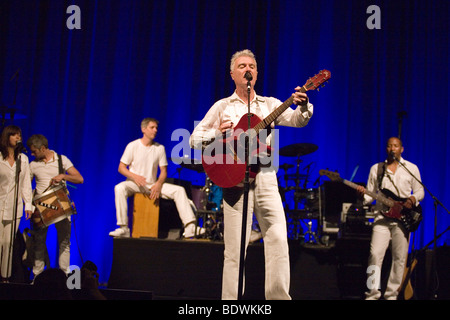 BUDAPEST-Juillet 16 : David Byrne sur scène à Millenaris, 16 juillet 2009 à Budapest, Hongrie Banque D'Images