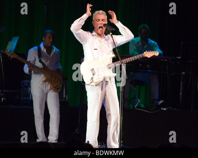 BUDAPEST-Juillet 16 : David Byrne sur scène à Millenaris, 16 juillet 2009 à Budapest, Hongrie Banque D'Images