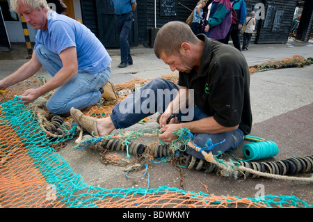 Dans les filets des pêcheurs reparing Habour whitstable Kent England uk Banque D'Images