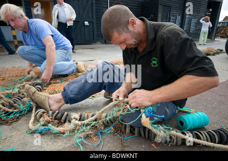 Dans les filets des pêcheurs reparing Habour whitstable Kent England uk Banque D'Images