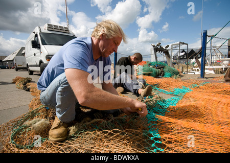 Dans les filets des pêcheurs reparing Habour whitstable Kent England uk Banque D'Images