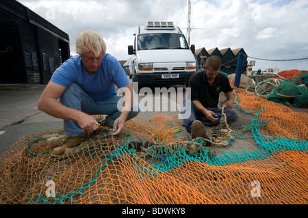 Dans les filets des pêcheurs reparing Habour whitstable Kent England uk Banque D'Images