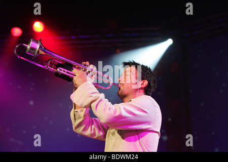 Jusqu'Broenner, trompettiste de jazz allemand, chanteur et compositeur, live au Blue Balls Festival dans le Hall de la Lucerne KK Banque D'Images