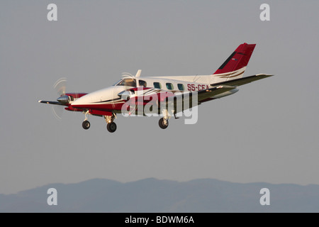 Beechcraft A60 Duke bi-moteur léger avion de prop privé à l'approche Banque D'Images