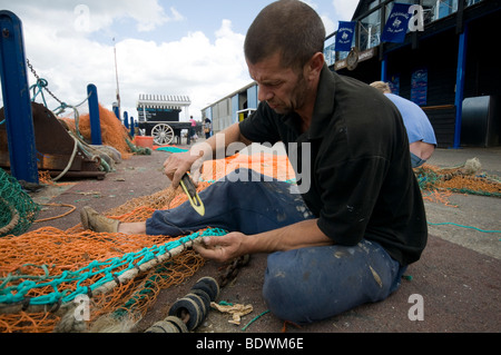 Dans les filets des pêcheurs reparing Habour whitstable Kent England uk Banque D'Images