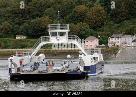 Plus une voiture et Ferry navire roro passagers traversant la rivière Dart South Devon England UK de Kingswear sortants Banque D'Images