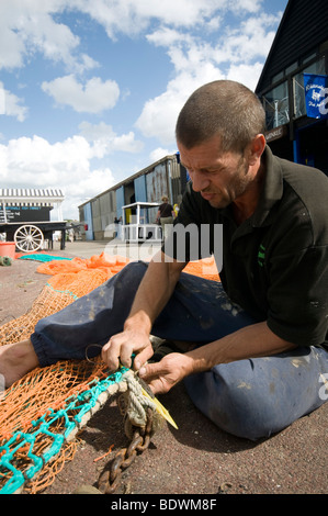 Dans les filets des pêcheurs reparing Habour whitstable Kent England uk Banque D'Images