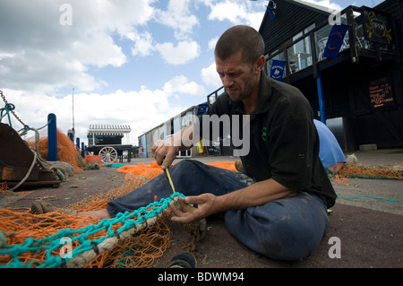 Dans les filets des pêcheurs reparing Habour whitstable Kent England uk Banque D'Images