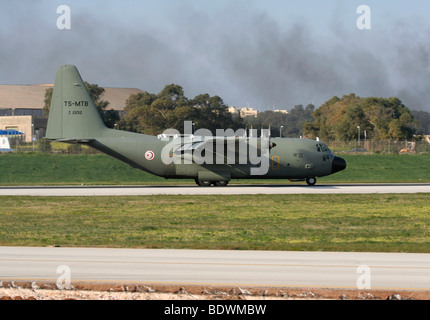 La Force aérienne tunisienne Lockheed C-130 Hercules avion cargo militaire sur la piste juste après l'atterrissage à Malte Banque D'Images