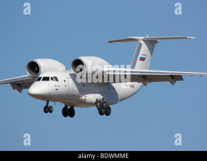 Antonov AN-74 décollage et atterrissage courts (ADAC) Avion de cargaison en vue de face, montrant sa conception inhabituelle de la configuration avec les moteurs ailes Banque D'Images