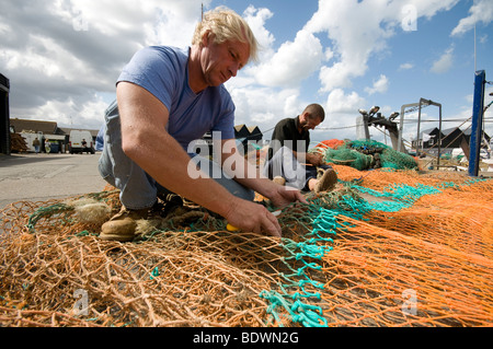 Dans les filets des pêcheurs reparing Habour whitstable Kent England uk Banque D'Images