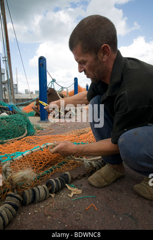 Dans les filets des pêcheurs reparing Habour whitstable Kent England uk Banque D'Images