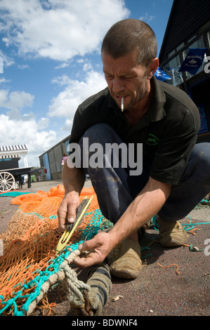 Dans les filets des pêcheurs reparing Habour whitstable Kent England uk Banque D'Images