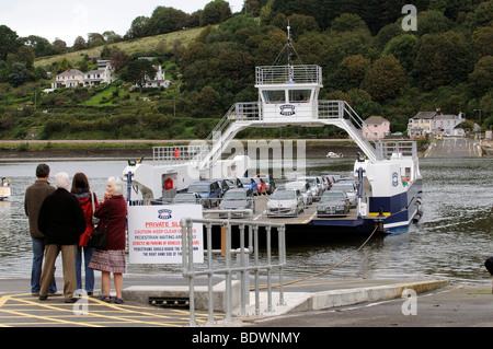 Plus une voiture et Ferry navire roro passagers traversant la rivière Dart South Devon England UK Banque D'Images