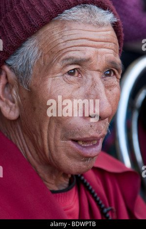 Bodhnath, au Népal. Vieux Nepali Man). Banque D'Images