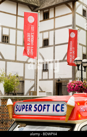 Le sommet d'un ice cream van stationné à l'extérieur du Globe Theatre London UK Banque D'Images