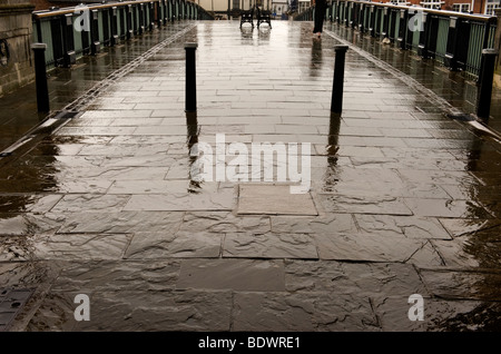 Pavés humides après une pluie sur le Pont de Windsor et Eton Berkshire UK Banque D'Images