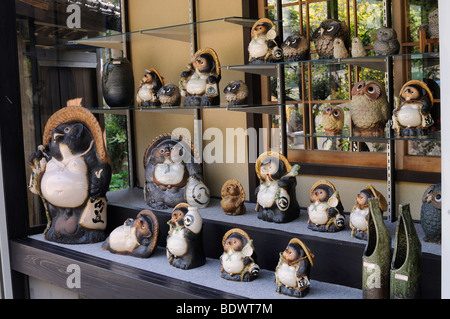 Tanuki, Enok, chien viverrin japonais comme mascotte pour les touristes nationaux, Ohara, près de Kyoto, Japon, Asie Banque D'Images