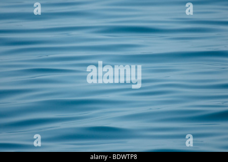 Des modèles dans la surface de la mer ridée par une journée calme. Banque D'Images