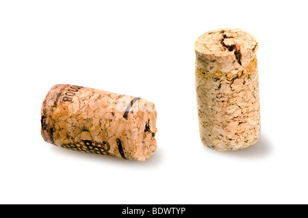 Deux bouchons de bouteilles de vin sur fond blanc Banque D'Images