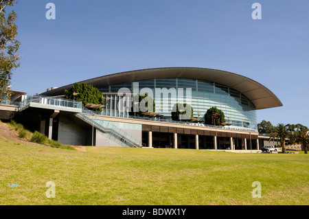 Convention Centre and Exhibition Hall la rivière Torrens dans Tarindanya Womma Park, Adélaïde, Australie Banque D'Images