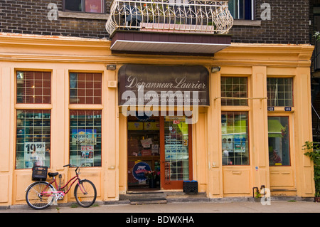 Dépanneur typique rue Laurier Montréal Québec, Canada Banque D'Images