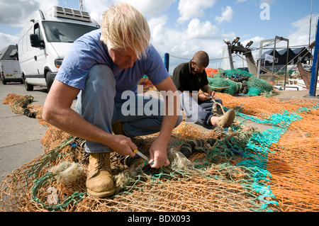 Dans les filets des pêcheurs reparing Habour whitstable Kent England uk Banque D'Images