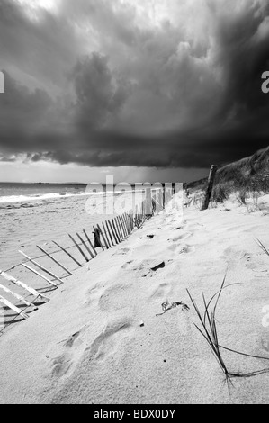 Spectaculaire vue sur la collecte de nuages sur les dunes et belle plage à Penrhyn Llyn, au Pays de Galles Banque D'Images