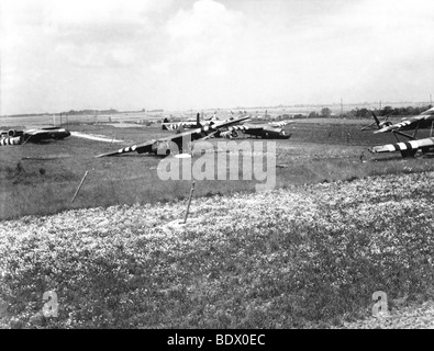 D-Day 1944 planeurs Horsa de la 6e division aéroportée dans les champs d'atterrissage autour de Ranville peu après le 6 juin Banque D'Images