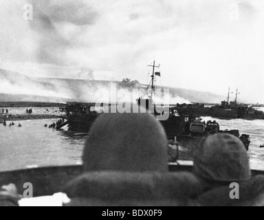 6 JUIN 1944 : les embarcations de débarquement américaines approchent de la plage d'Omaha le jour J. Banque D'Images