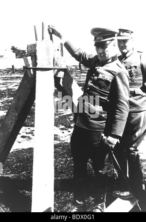 Général Erwin Rommel inspecte les défenses allemandes Beach en Normandie en 1944 Banque D'Images