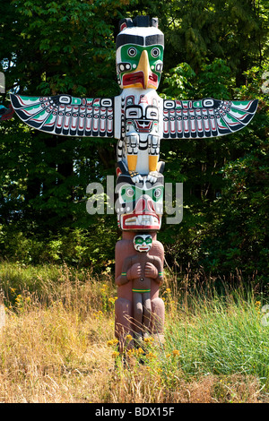 Thunderbird House poster totem à Stanley Park, Vancouver, BC, Canada. Original par Charlie James. Replica par Tony Hunt. Banque D'Images