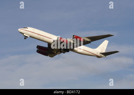 Air Charter Express jet cargo DC-8 escalade sur le départ Banque D'Images