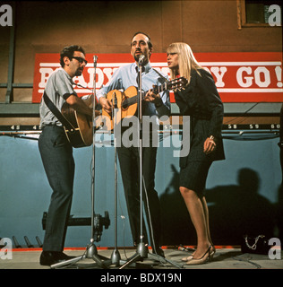 PETER, PAUL AND MARY - trio folk américain, prêts, sur rendez-vous en 1964. Photo : Tony Gale