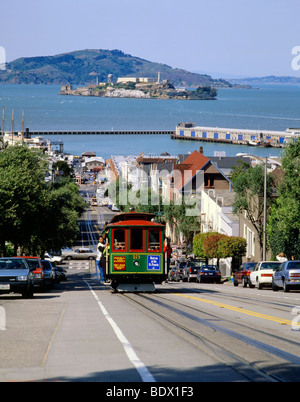 Cable car grimper Hyde Street avec l'île d'Alcatraz à San Francisco Banque D'Images