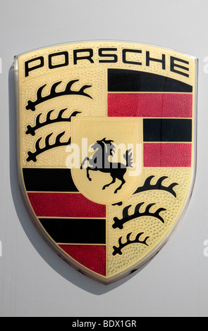 Le logo Porsche sur la boutique avant de la Stratford, East London Branch. Banque D'Images