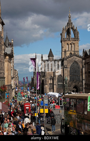 Dans les rues bondées de Royal Mile Edinburgh Fringe Festival en Ecosse, Royaume-Uni, Europe Banque D'Images