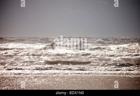 Kite surfer en mer contre la lumière dans la mer à Blackpool, Royaume-Uni Banque D'Images