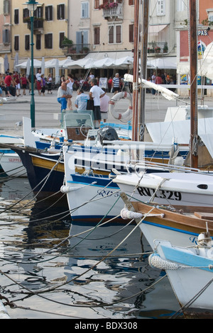 La proue d'un petit sailng bateaux dans la marina de Rovinj Banque D'Images