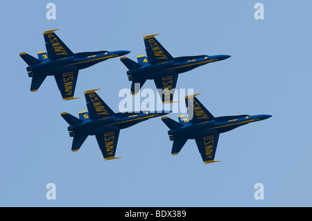 Quatre membres de l'US Navy Blue Angels de l'Escadron de démonstration flying Boeing F/A-18 Hornet en formation serrée. Banque D'Images