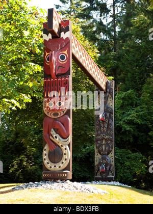 Bienvenue Salish de la côte, porte sculptée par Susan Point, totem à zone d'affichage dans le parc Stanley, Vancouver, BC, Canada. Banque D'Images