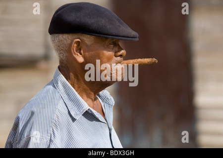 Homme avec un cigare à Vinales, province de Pinar del Rio, Cuba Banque D'Images