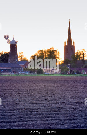 L'Église et l'usine de Moulton près de Spalding à Lincolnshire Banque D'Images