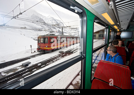 Gare à Kleine Scheidegg qui se connecte à une roue de fer qui traverse la montagne Eiger sur sa façon de Jungfraujoch Banque D'Images