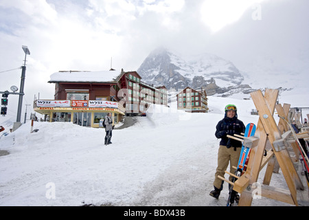 Gare à Kleine Scheidegg qui se connecte à une roue de fer qui traverse la montagne Eiger sur sa façon de Jungfraujoch Banque D'Images