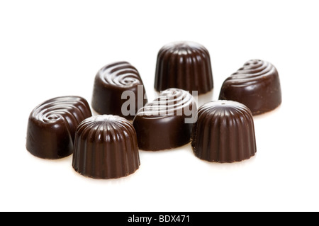 Bonbons au chocolat sur fond blanc avec copie espace Banque D'Images