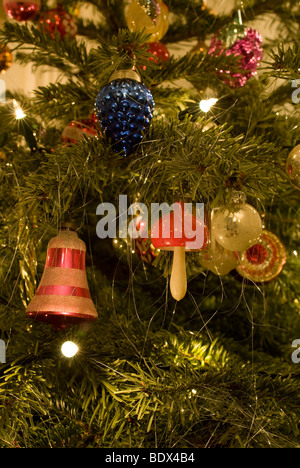 Les décorations traditionnelles sur un arbre de Noël vue close up Banque D'Images