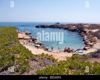 Un petit étang de baignade à la baie du Figuier, au village de Protaras, Chypre. Banque D'Images